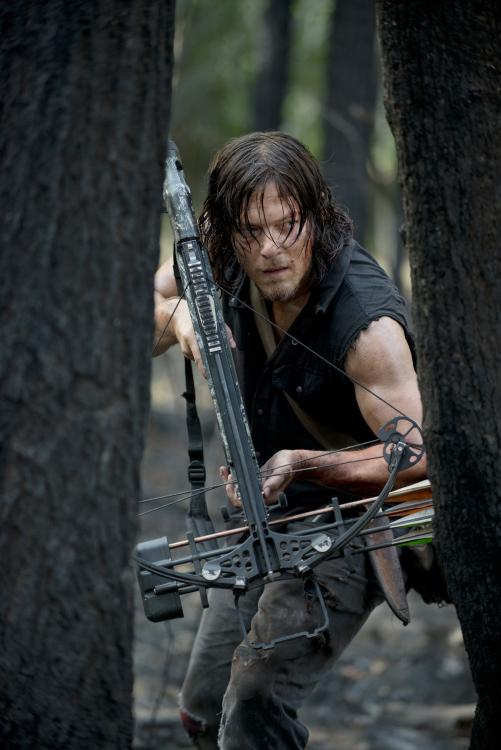 Daryl-Aims-His-Crossbow-in-The-Walking-Dead-Season-6-Episode-6.jpg