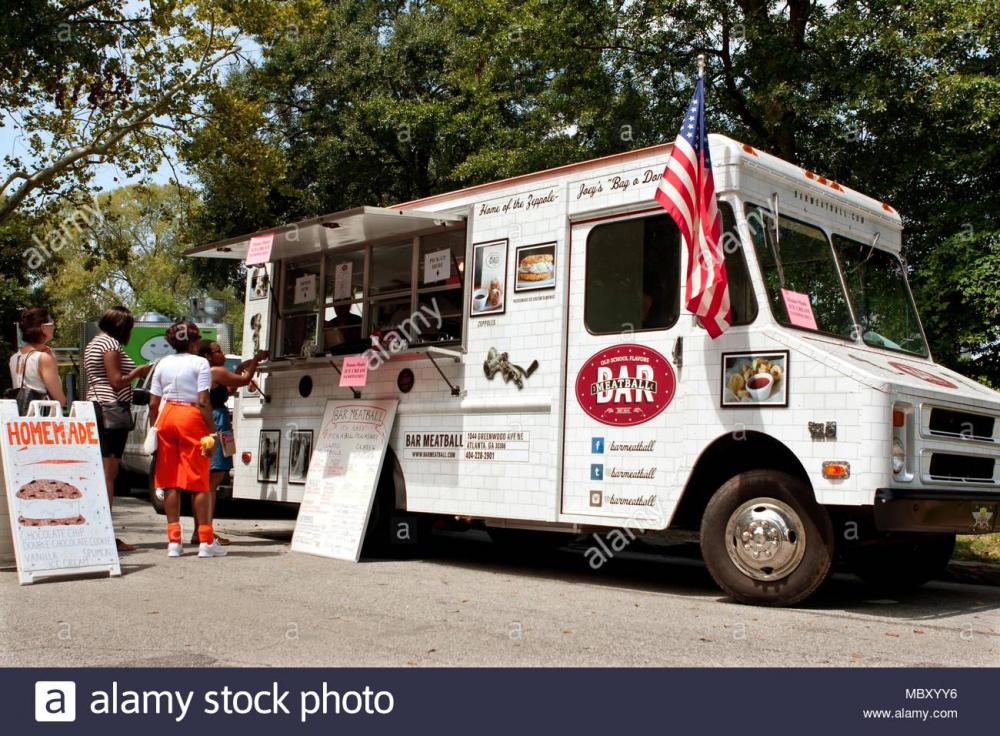 atlanta-ga-usa-august-16-2014-customers-stand-in-line-to-order-meals-from-a-food-truck-at-the-piedmont-park-arts-festival-MBXYY6.jpg