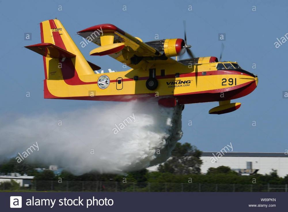 canadair-cl-215-water-bomber-used-for-fighting-fires-W69PKN.jpg