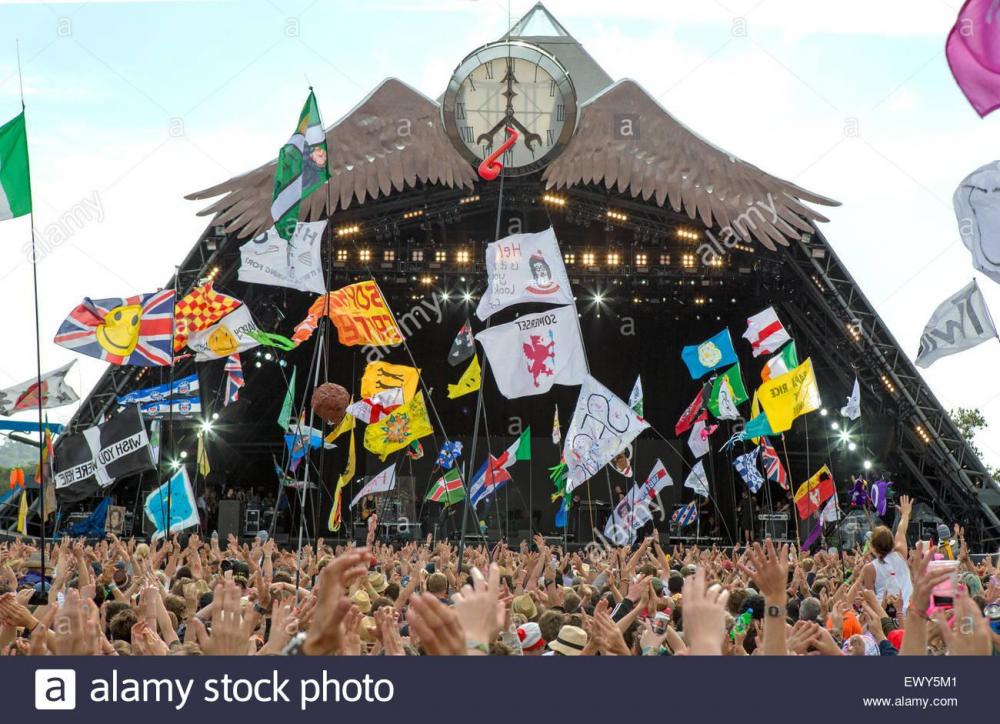 the-who-playing-on-the-pyramid-stage-glastonbury-festival-uk-EWY5M1.jpg