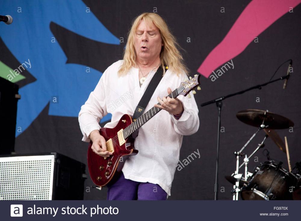 spinal-tap-performing-on-the-pyramid-stage-glastonbury-festival-2009-FG970X.jpg
