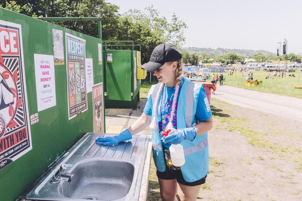 wateraid-volunteer-abbie-gray-cleans-a-sink-at-glastonbury-festival-june-2019.thumb.jpg.9f7c6f89fd46b758dfdf414eaf7d6a44.jpg