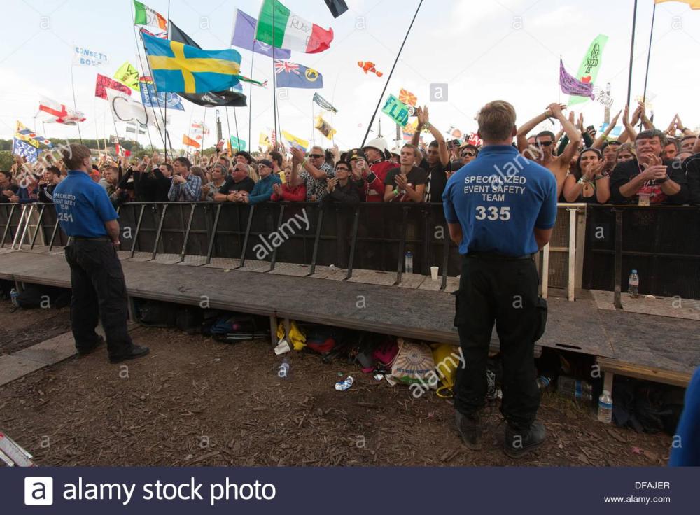 the-crowd-watching-primal-scream-playing-the-pyramid-stage-at-the-DFAJER.jpg