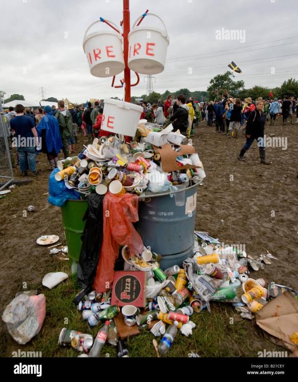 piles-of-rubbish-at-glastonbury-festival-pilton-somerset-uk-europe-B21CEY.thumb.jpg.ccbac5c2bc2cba05221ad5b0b13a46a1.jpg