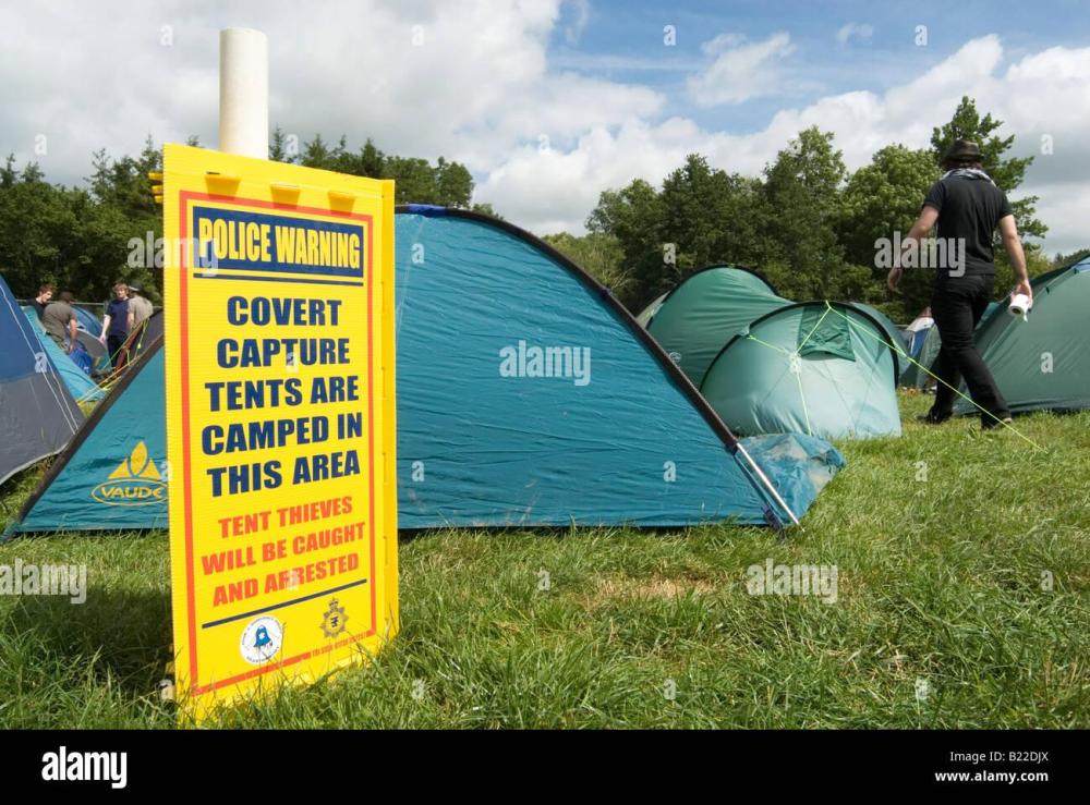 police-warning-sign-of-covert-capture-tents-at-the-glastonbury-festival-B22DJX.jpg