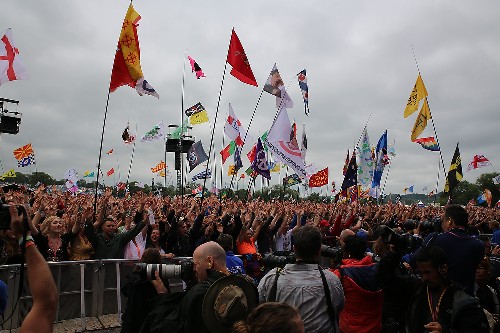 around the festival site (Sunday crowds): Glastonbury Festival 2015